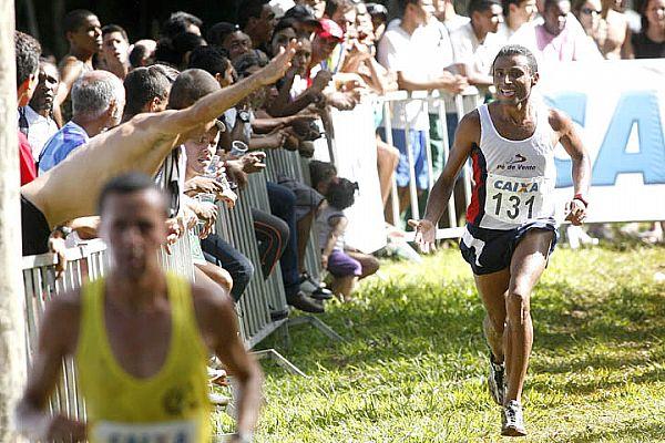 Damião corre para vencer em 2011  / Foto: Marcelo Ferrelli/CBAt