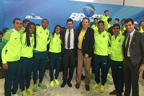 Toninho Fernandes, Leonardo Picciani e Luiz Lima com atletas olímpicos / Foto: Divulgação