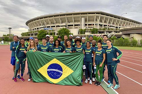 Equipe em frente ao Estádio Internacional de Yohohama   / Foto: Divulgação/CBAt