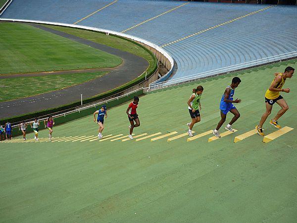 Atletas treinam no Estádio Parque dos Sabiás, em Uberlândia / Foto: Anderson Rosa /CBAt