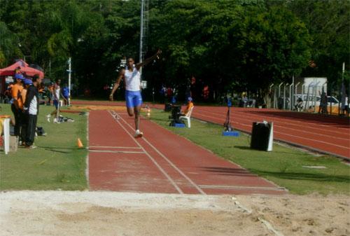Henrique da Silva salta 15m68 e pode ir para o Mundial Juvenil / Foto: ZDL