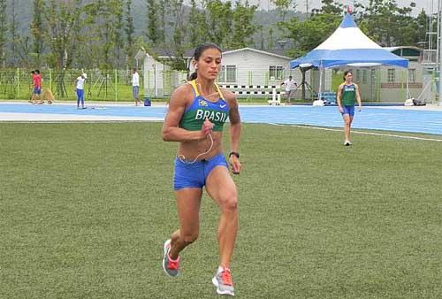 Ana Cláudia Lemos treina para correr os 100 m na abertura do Mundial / Foto: Miguel Câmara/CBAt