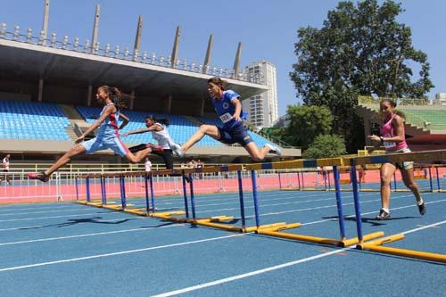 Atletas saltam barreira / Foto: Fernanda Paradizo / ZDL