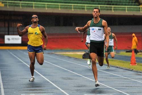 Hugo Balduino (esq.) compete nos 400m rasos / Foto: Marcelo Machado de Melo/ZDL