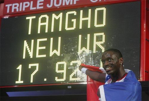 O francês Teddy Tamgho bateu o recorde mundial do Salto Triplo, durante o Campeonato Europeu de Atletismo em pista coberta, disputado em Paris / Foto: IAAF / Divulgação