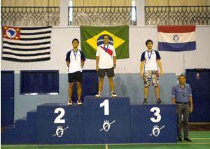 Na simples masculino o título ficou com Thomas Moretti do Paulistano que venceu na final Alex Tjong da Hípica por 2 a 0 em um duplo 21-19 / Foto: Divulgação 