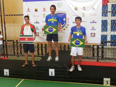 Lucas Alves se tornou o mais novo campeão Sul Americano Sub-19 depois de vencer na final Dylan Darmohoetomo do Suriname por 2 a 0 em duplo 21-14 / Foto: Divulgação