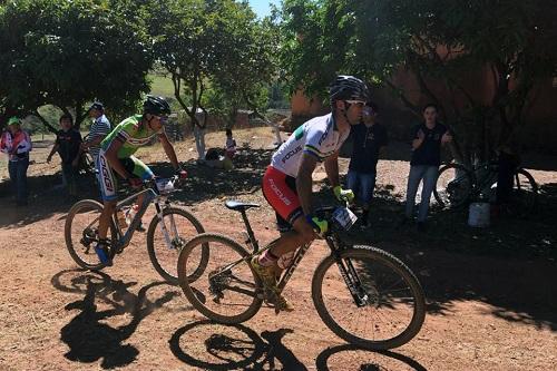 Mario Veríssimo (esq.) em disputa no 70KM de Brasília / Foto: Divulgação