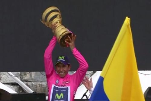 Colombiano Nairo Quintana levanta o troféu de campeão / Foto: Reprodução / ESPN