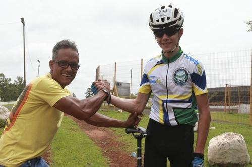 Euripedes Iris Ferreira incentivou Gustavo Assunção Cruz a dar suas primeiras pedaladas / Foto: Divulgação / COB