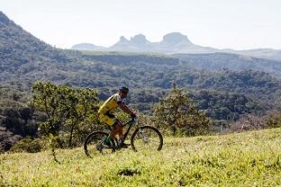 Ciclista pedala com o belo visual da Cuesta ao fundo / Foto: Wladimir Togumi/FestivalBrasil Ride