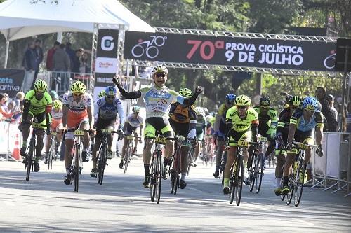 Ele garantiu o bicampeonato e ela a primeira conquista na competição, que reuniu mais de dois mil atletas neste sábado. Prova bateu recorde de participantes / Foto: Fernando Dantas/Gazeta Press