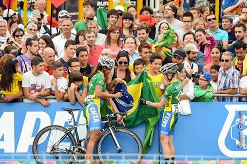 Brasileiras com a torcida / Foto: Divulgação