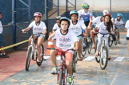 Alunos em ação na Escola de Ciclismo Pedalando para o Futuro / Foto: Martinez Assessoria/Divulgação