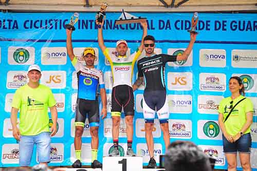 Rodrigo comemora no alto do pódio a vitória na Volta Ciclística Internacional de Guarulhos  / Foto: Bike76