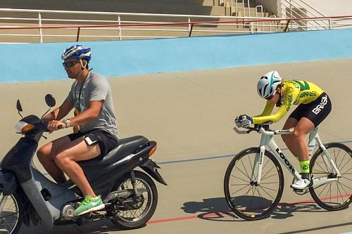 Seis jovens ciclistas com idade até 16 anos embarcaram bastante motivados rumo ao Chile nesta segunda-feira / Foto: Divulgação/CBC