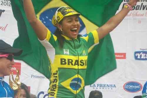 Clemilda comemorando sua vitória pela seleção na Volta Internacional de El Salvador/ Foto: Divulgação