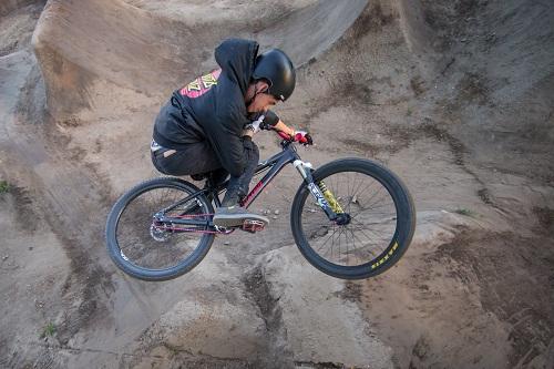 Eduardo Arruda tem 22 anos e vem construindo sua história com a bike desde os 11 anos. Já foram conquistados 34 títulos, 7 países, 25 pistas construídas, 19 vídeos publicados e mais de 120 mil views / Foto: Divulgação