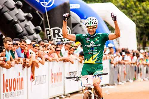 Público acompanha a chegada da superelite / Foto: Bruno Senna / CIMTB