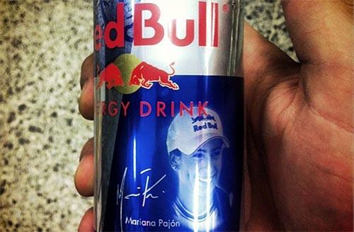 A colombiana Mariana Pajon é homenageada nas latinhas de 355 ml do energético Red Bull no país dela / Foto: Instagram/Marceloguv A colombiana Mariana Pajon é homenageada nas latinhas de 355 ml do energético Red Bull no país dela / Foto: Instagram/Marceloguvi