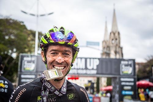 Hugo comemora o título com a medalha   / Foto: Fabio Piva / Brasil Ride