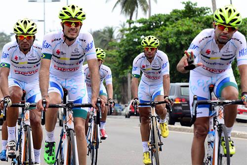 Ciclistas durante treino no Gabão / Foto: Luis Claudio Antunes/Bike76