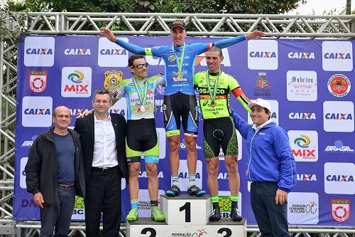 Rodrigo se emociona ao receber medalha de campeão brasileiro / Foto: Luis Cláudio Antunes / Bike 76 / CBC