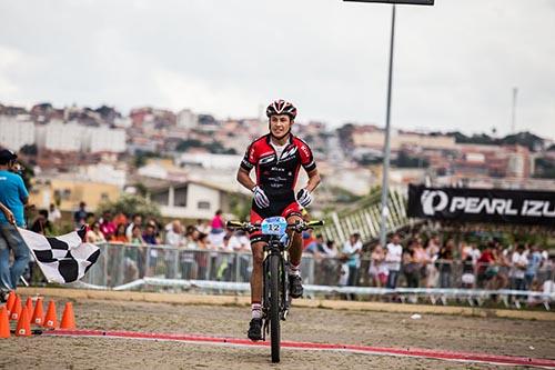 Fabio Castañeda na linha de chegada / Foto: Maximiliano Blanco/Shimano