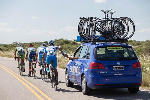 Ciclista recebe apoio no Tour de San Luis  / Foto: Maximiliano Blanco/Shimano Latin America