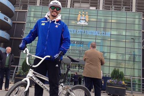 Rezende em frente ao Etihad Stadium  / Foto: Divulgação