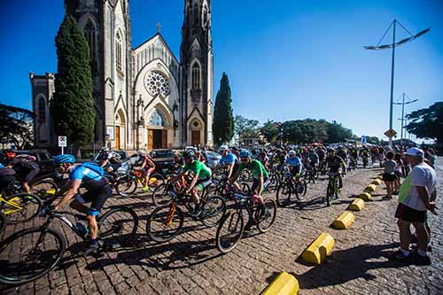 Largada em frente à Catedral de Botucatu  / Foto: Wladimir Togumi / Brasil Ride
