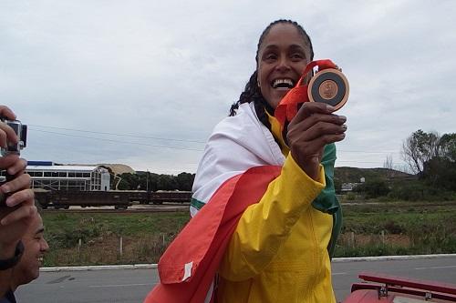 Lucimar Moura com a medalha olímpica / Foto: Arquivo pessoal