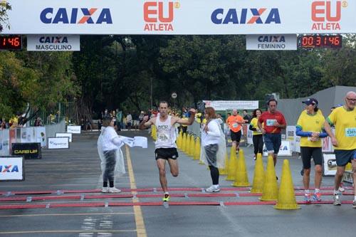 Campeão dos 10k / Foto: Sérgio Shibuya/MBraga Comunicação