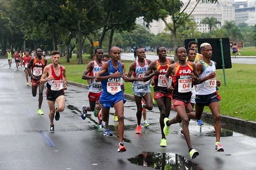 Após dois anos de domínio africano, evento tem dobradinha no pódio na prova de 10km. Evento reuniu cinco mil atletas no Aterro do Flamengo na manhã desta quarta-feira / Foto: Cláudio Torós Após dois anos de domínio africano, evento tem dobradinha no pódio na prova de 10km. Evento reuniu cinco mil atletas no Aterro do Flamengo na manhã desta quarta-feira / Foto: Cláudio Torós