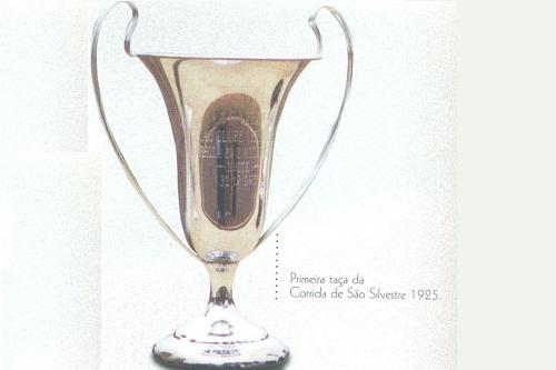 Primeira taça da Corrida de São Silvestre / Foto: Divulgação Primeira taça da Corrida de São Silvestre / Foto: Divulgação