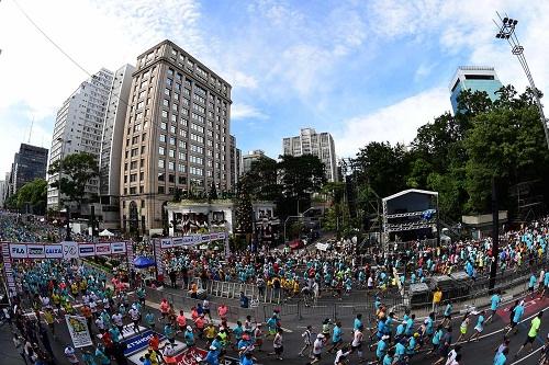 Prova reunirá cerca de 30 mil atletas e promete briga forte pelo topo do pódio. Largada será às 8h20, com os cadeirantes / Foto: Marcelo Ferrelli/Gazeta Press Prova reunirá cerca de 30 mil atletas e promete briga forte pelo topo do pódio. Largada será às 8h20, com os cadeirantes / Foto: Marcelo Ferrelli/Gazeta Press