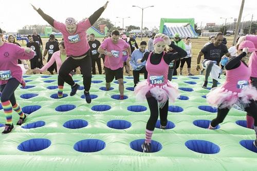 O evento esportivo é voltado para a diversão em família e não tem limite de idade. Circuito brasileiro da corrida repleta de obstáculos infláveis gigantes chega à capital federal em outubro / Foto: Divulgação O evento esportivo é voltado para a diversão em família e não tem limite de idade. Circuito brasileiro da corrida repleta de obstáculos infláveis gigantes chega à capital federal em outubro / Foto: Divulgação