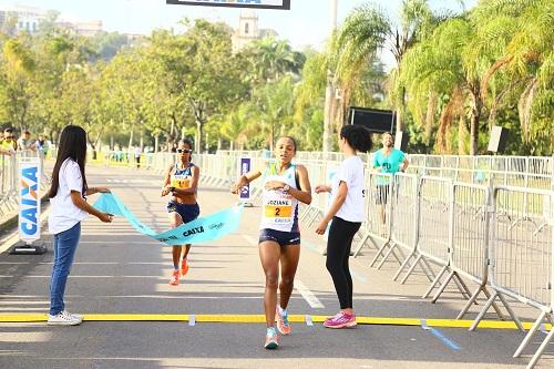 Joziane Cardoso conseguiu a primeira vitória brasileira na disputa. No masculino, ganhou Maxwell Rotich, do Quênia, com recorde / Foto: MidiaSport Joziane Cardoso conseguiu a primeira vitória brasileira na disputa. No masculino, ganhou Maxwell Rotich, do Quênia, com recorde / Foto: MidiaSport