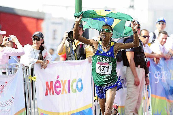 Solonei com a bandeira do Brasil nos metros finais da maratona no Pan  / Foto: Wagner Carmo/CBAt