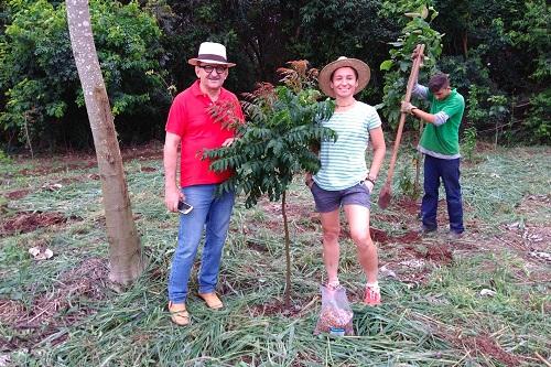 Com a chegada do final do ano, o projeto Podium Verde Visafértil encerra a contagem das mudas e inicia o plantio / Foto: Arquivo pessoal Com a chegada do final do ano, o projeto Podium Verde Visafértil encerra a contagem das mudas e inicia o plantio / Foto: Arquivo pessoal