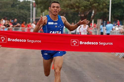 O catanduvense Altobeli Santos da Silva foi o grande vencedor na prova masculina da etapa Rio Preto / Foto: Divulgação O catanduvense Altobeli Santos da Silva foi o grande vencedor na prova masculina da etapa Rio Preto / Foto: Divulgação