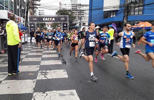 A corrida reuniu cerca de 600 participantes em frente ao Neumarkt Shopping para percorrerem 5 km e 10 km  / Foto: Carolina Spricigo/Divulgação