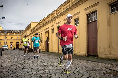 Com mais de 800 corredores inscritos, 15ª edição da prova movimenta cidade mais antiga de Santa Catarina / Foto: Gabriel Heusi/Heusi Action