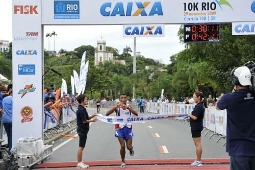 Em 2009, Damião Ancelmo foi o melhor brasileiro nos 10k RJ, terminando na quarta colocação / Foto: Sérgio Shibuya/ZDL