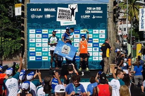Vencedor do programa Adote um Atleta, da Mizuno, comemora premiação no palco / Foto: Guilherme Taboada/Agênia Sport Session Vencedor do programa Adote um Atleta, da Mizuno, comemora premiação no palco / Foto: Guilherme Taboada/Agênia Sport Session