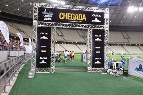 Evento, que começa às 19h, terá sete baterias divididas por faixa etária. Após a corrida, haverá DJ, food trucks e sorteio de brindes / Foto: Divulgação Evento, que começa às 19h, terá sete baterias divididas por faixa etária. Após a corrida, haverá DJ, food trucks e sorteio de brindes / Foto: Divulgação