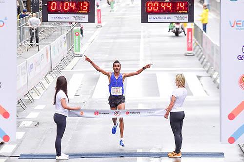 O etíope Dawitt Admasu conquistou o bicampeonato no masculino / Foto: Djalma Vassão/Gazeta Press