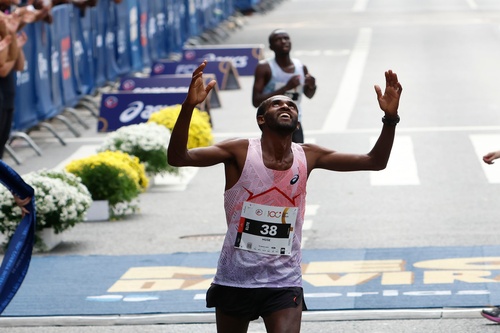 O etíope Muse Gizachew surpreendeu ao arrancar nos metros finais e ultrapassar o queniano Jonathan Kipkoech na reta de chegada / Foto: Vega Sports