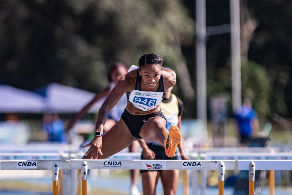Vitória Sena Alves quebra recorde brasileiro dos 100m com barreiras na França