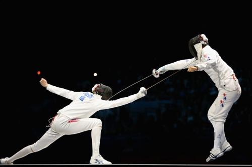 Bartosz Piasecki, da Noruega, enfrenta Jinsun Jung, da Coreia do Sul, na semifinal individual da espada em Londres 2012 / Foto: Hannah Peters / Getty Images